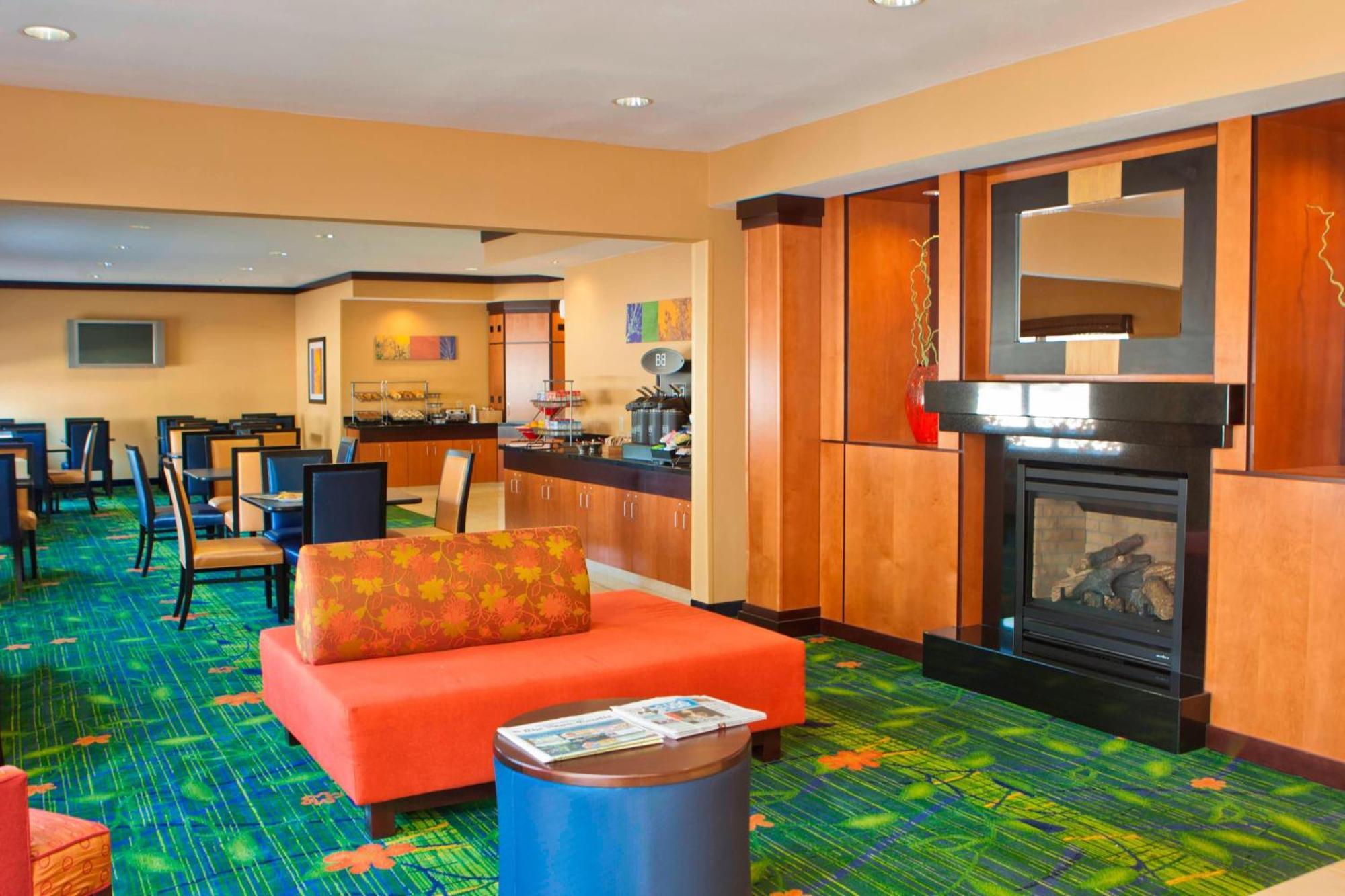 Fairfield Inn & Suites By Marriott Champaign Restaurang bild